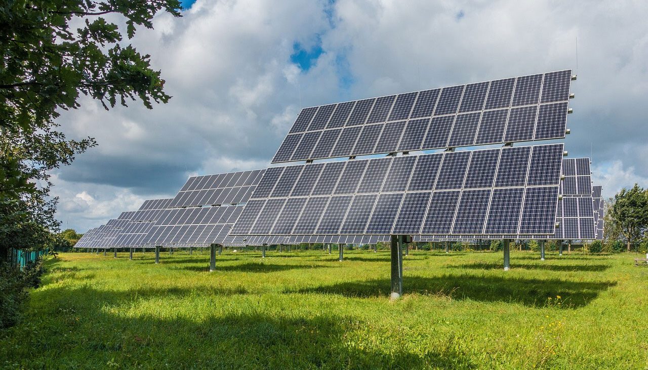 Photovoltaic solar panel array