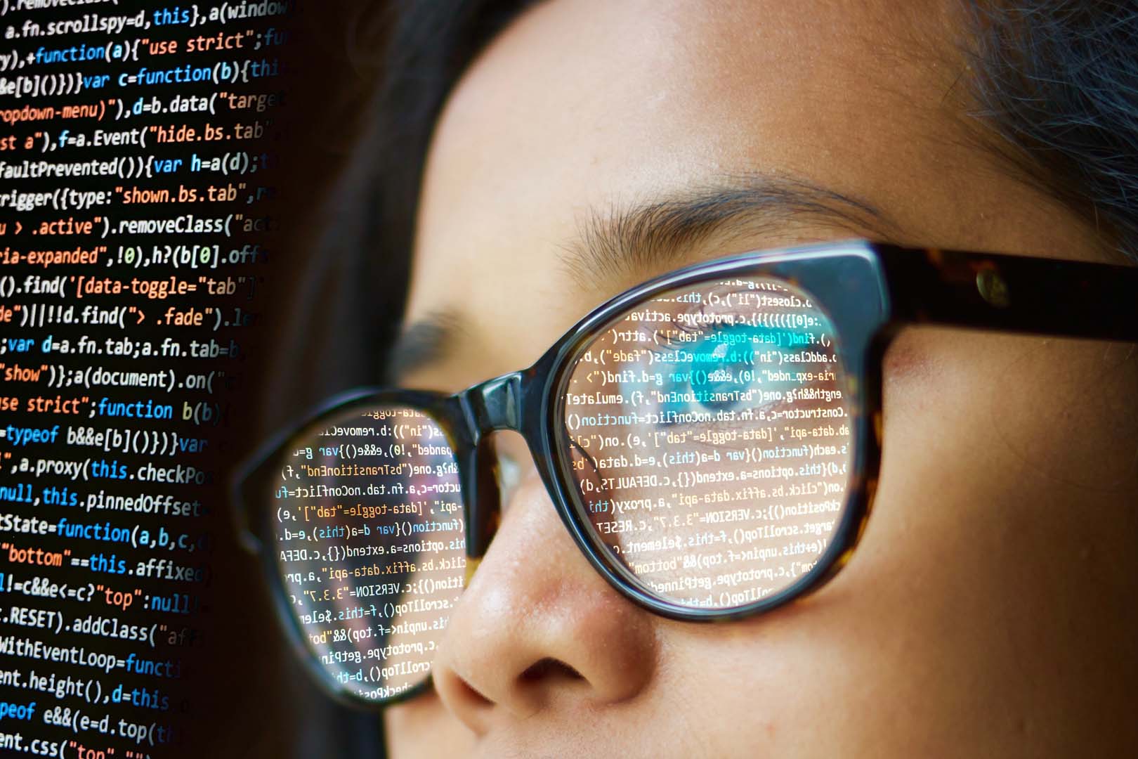 Genesys_glasses-woman-programming-pixabay