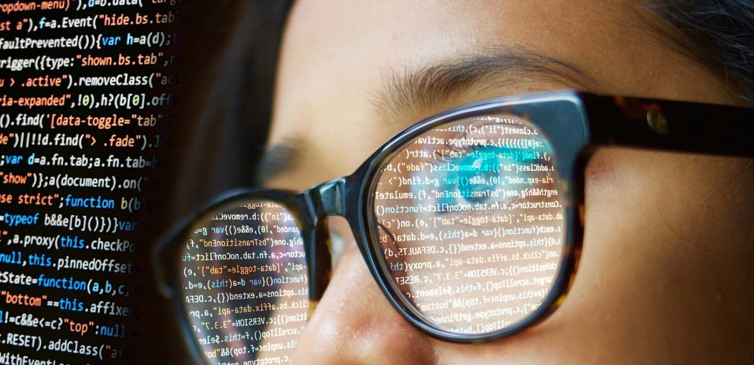 glasses-woman-programming-pixabay-1510x731